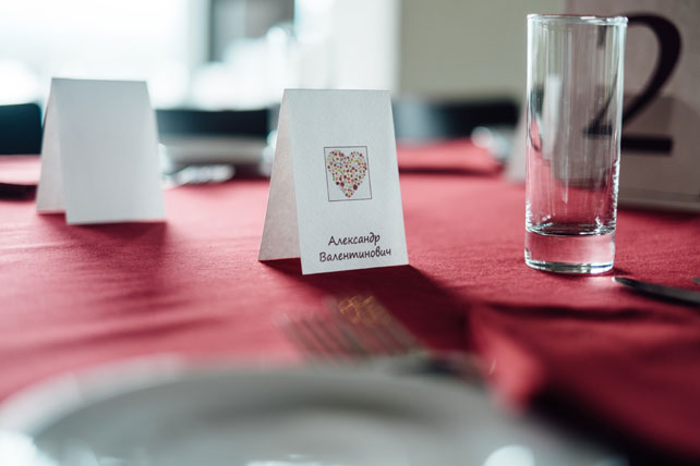 Свадьба в цвете бордо, банкетные карточки