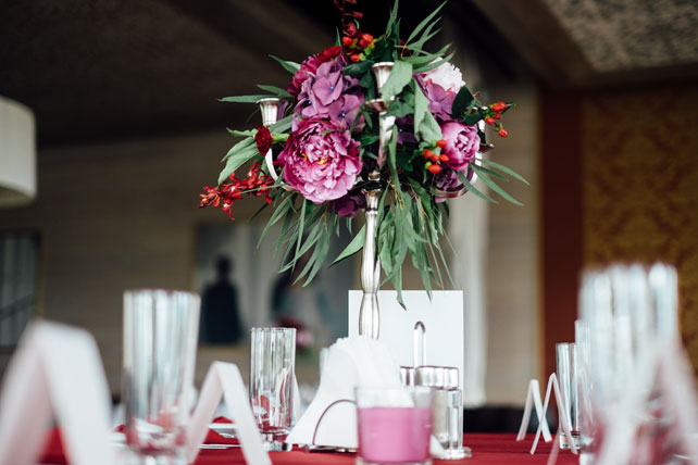 Свадьба в цвете бордо, цветы в декоре