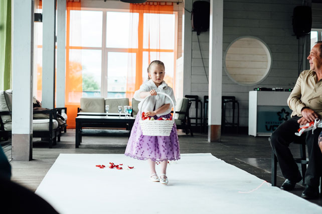 Свадьба в цвете бордо, цветочная девочка