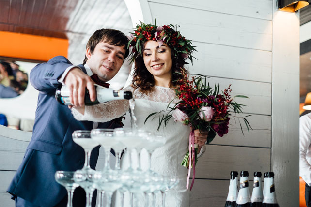 Свадьба в цвете бордо, невеста и жених с шампанским