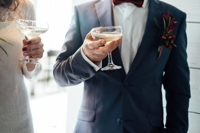 Свадьба в цвете бордо, шампанское