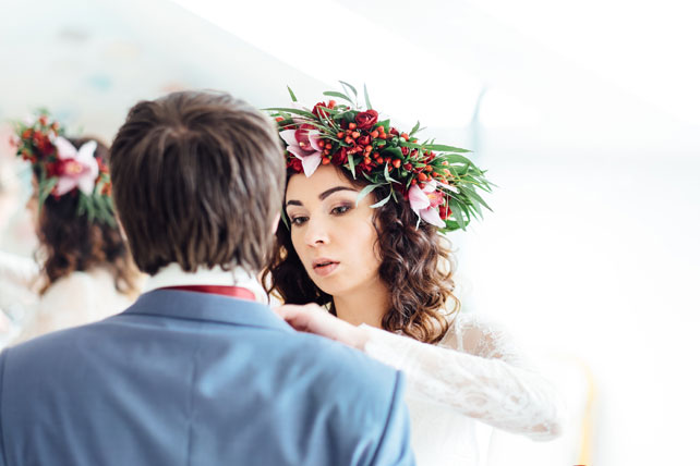 Свадьба в цвете бордо, жених с невестой