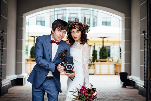 Свадьба в цвете бордо, жених и невеста