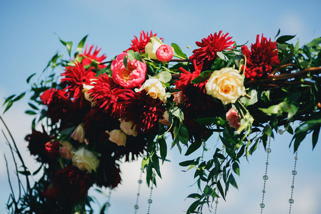 свадьба в яхт-клубе, свадебная арка с живыми цветами