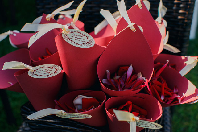 свадьба в яхт-клубе, кулечки с лепестками