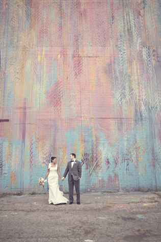 Молодожены на фоне