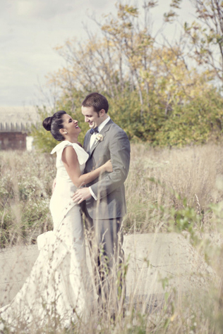 Жених и невеста на прогулке