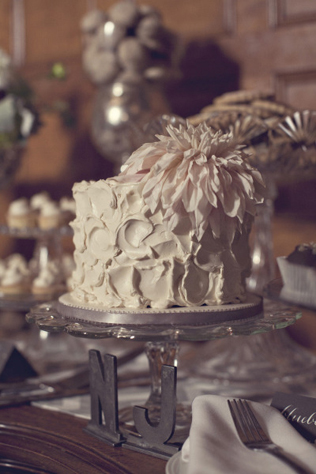 Торт с живым цветком