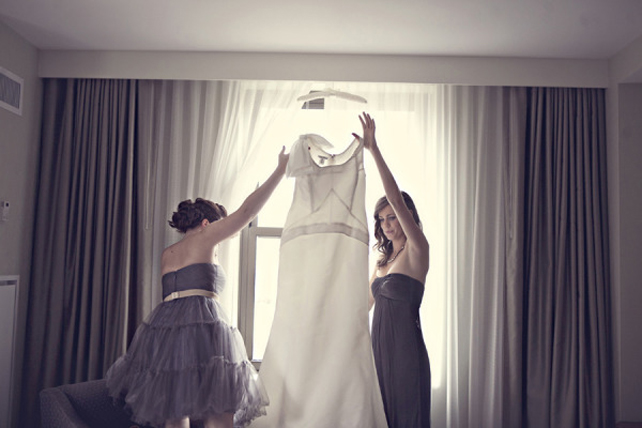 Невеста одевает платье