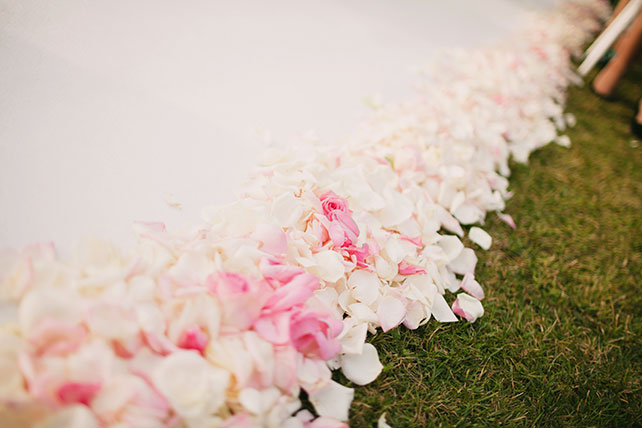 свадьба в замке Франции, лепестки в декоре церемонии