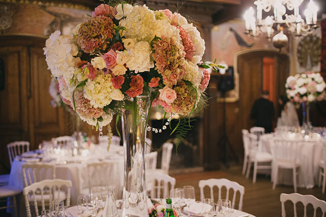 свадьба в замке Франции, декор зала, флористика