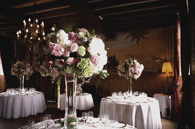 свадьба в замке Франции, декор зала, флористика