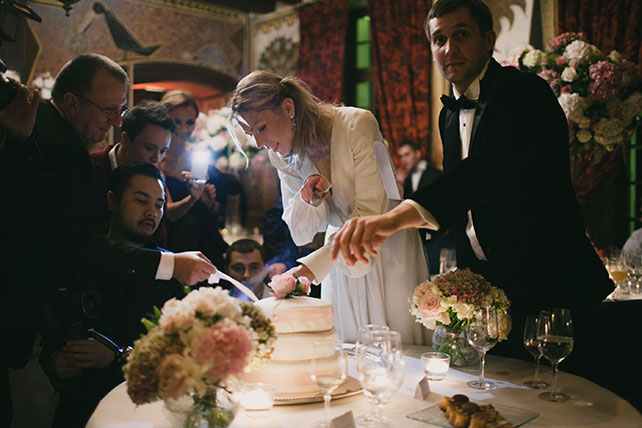 свадьба в замке Франции, жених и невеста режут торт
