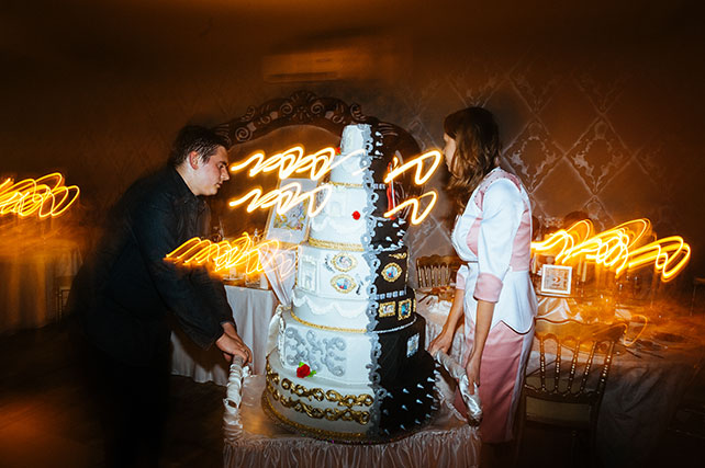 Слова на вынос торта на юбилей. Вынос торта на свадьбе. Торт в театральном стиле. Свадебный торт в стиле рок. Эффектный вынос торта.
