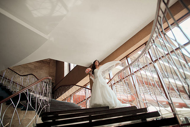 Свадьба по мотивам сказки «Золушка», невеста на лестнице