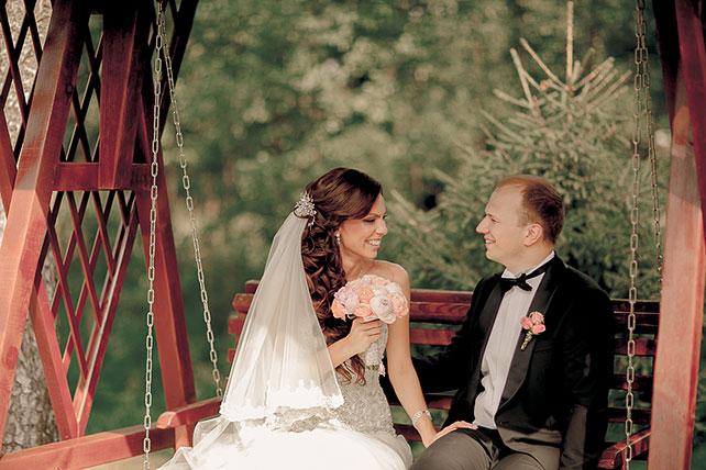Свадьба по мотивам сказки «Золушка», жених и невеста на качелях