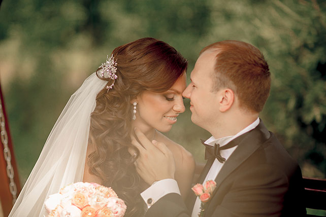 Свадьба по мотивам сказки «Золушка», жених и невеста на качелях