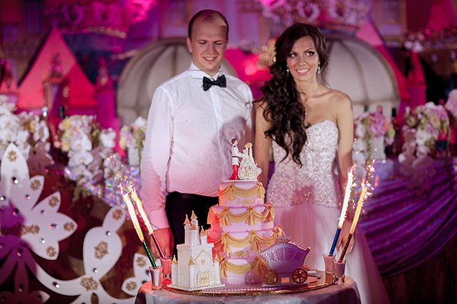 Свадьба по мотивам сказки «Золушка», жених и невеста со свадебным тортом