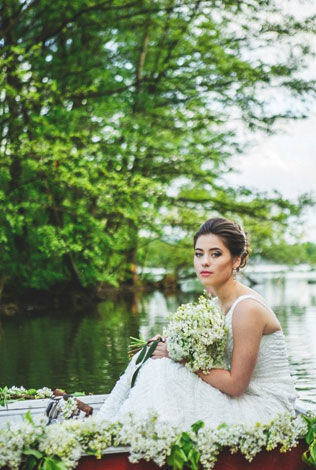 Свадебная прогулка на лодке, букет невесты