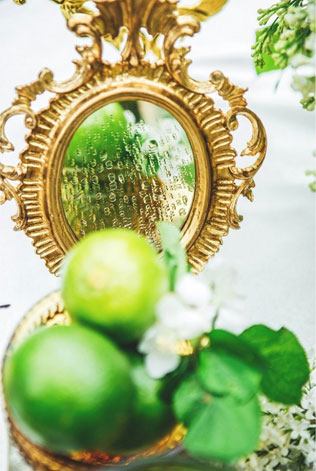 Свадебная прогулка на лодке, букет невесты