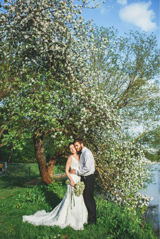 Свадебная прогулка на лодке, букет невесты