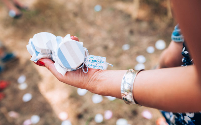 свадьба в бирюзовом цвете, бонбоньерки для гостей