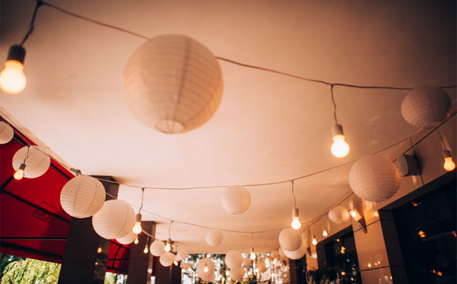 свадьба в бирюзовом цвете, светильники в декоре