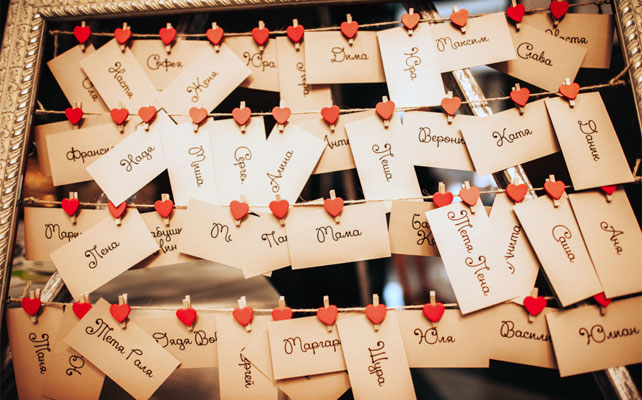 свадьба в бирюзовом цвете, план рассадки гостей на прищепках