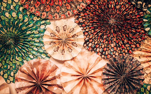 свадьба в бирюзовом цвете, фотозона из бумажных вееров