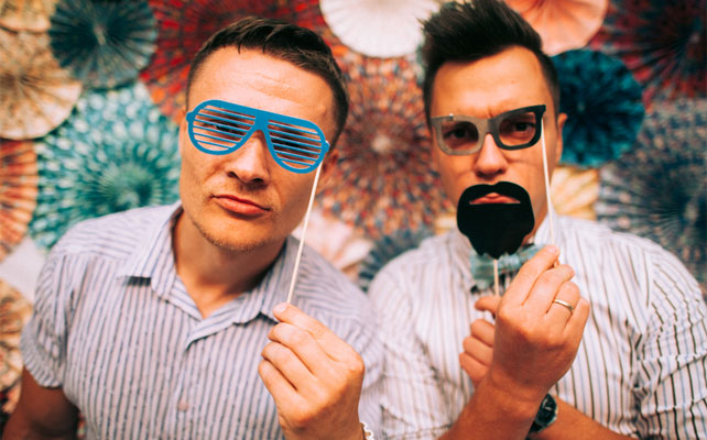 свадьба в бирюзовом цвете, фотозона из бумажных вееров