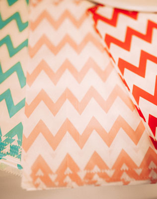 свадьба в бирюзовом цвете, шеврон в декоре