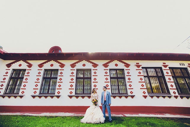 Свадебный завтрак, жених и невеста у стаарого здания