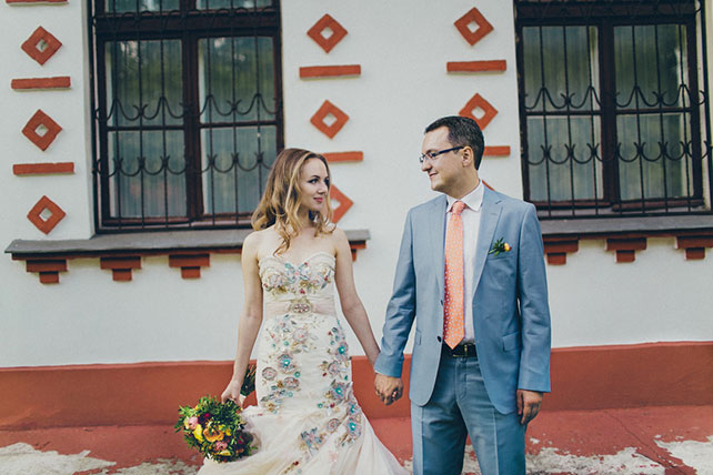 Свадебный завтрак, жених и невеста у стаарого здания