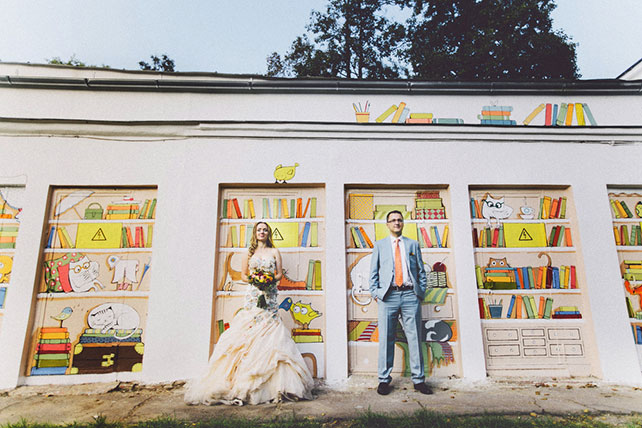 Свадебный завтрак, жених и невеста у стены с граффити