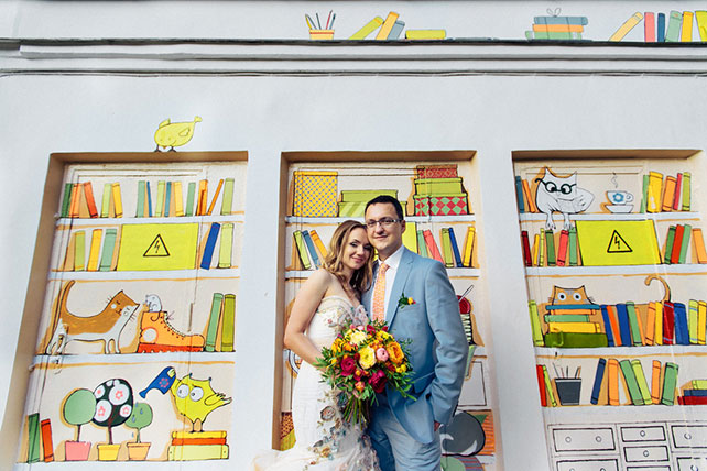 Свадебный завтрак, жених и невеста у стены с граффити