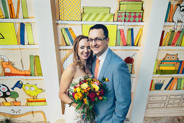 Свадебный завтрак, жених и невеста у стены с граффити