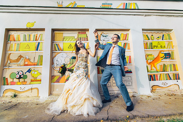 Свадебный завтрак, жених и невеста у стены с граффити