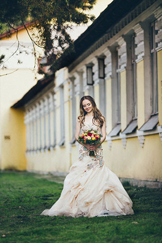 Свадебный завтрак, невеста с букетом