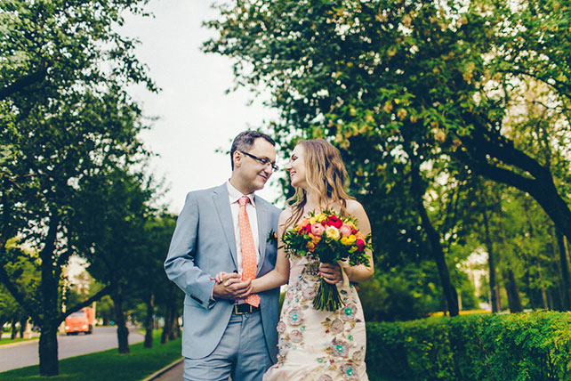 Свадебный завтрак, невеста и жених в городе