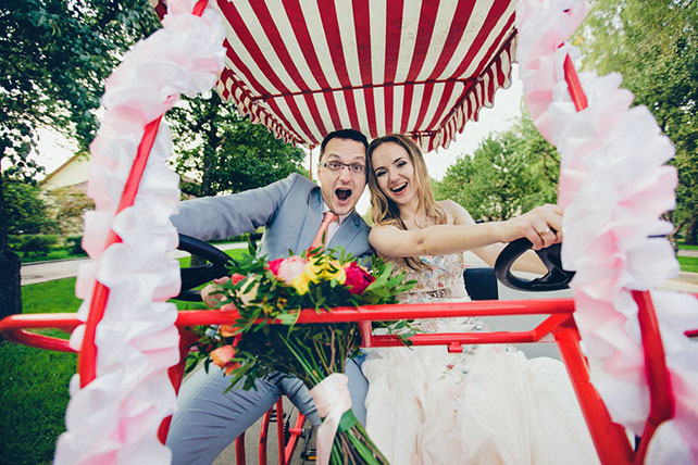 Свадебный завтрак, невеста и жених на карте