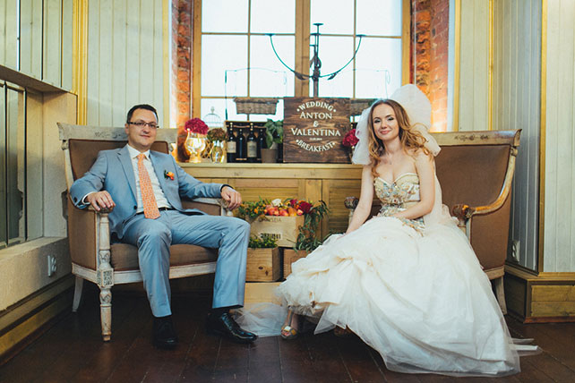 Свадебный завтрак, невеста и жених на креслах