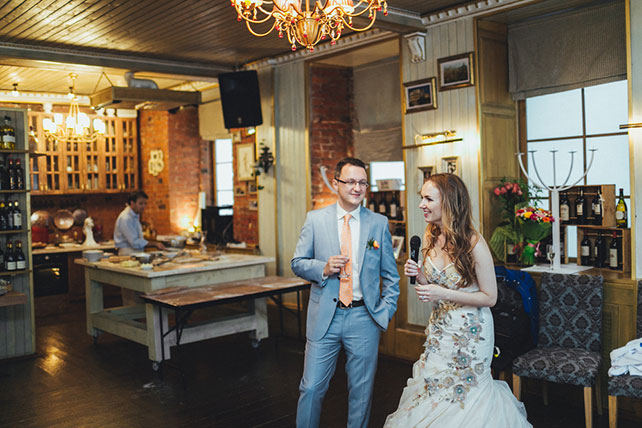 Свадебный завтрак, жених и невеста в ресторане