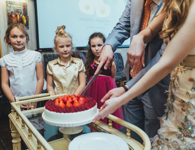 Свадебный завтрак, разрезание свадебного торта