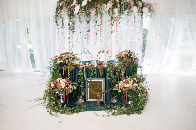 Таинственный лес, стол молодоженов