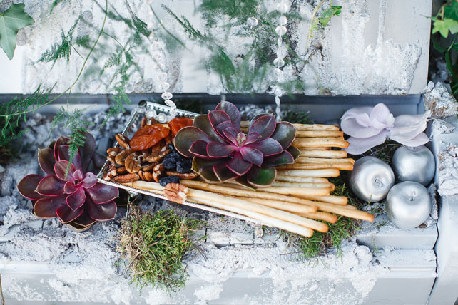 Таинственный лес, цветы и мох