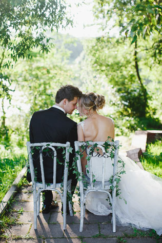 Таинственный лес, жених и невеста на стульях