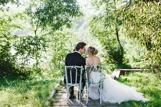 Таинственный лес, жених и невеста на стульях
