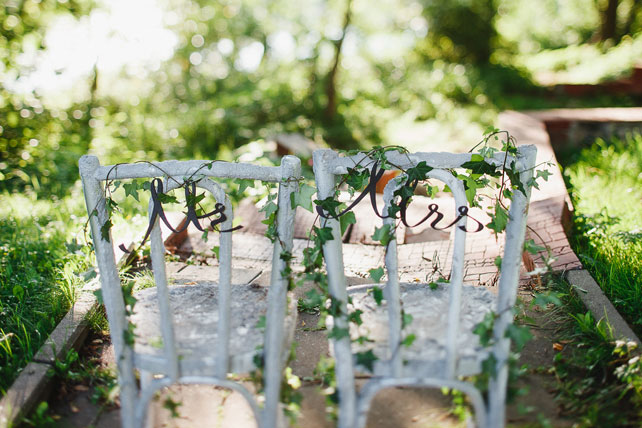 Таинственный лес, декор стульев жениха и невесты