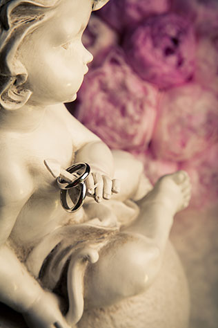 Телевизионная свадьба, кольца на фигурке ангела