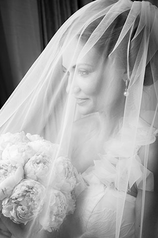 Телевизионная свадьба, невеста закрытая фатой